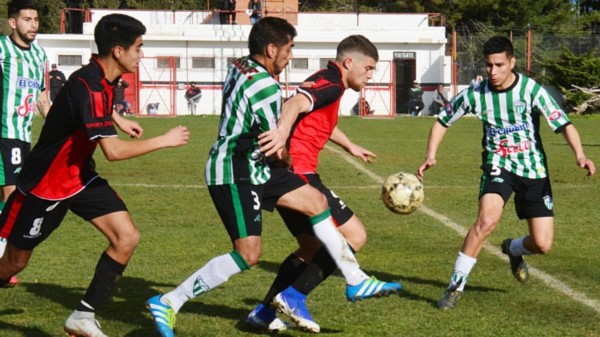 Gustavo Schishke, capitán de Gaiman FC, defiende la posesión del balón ante Pablo Molina, zaguero del “verde”.