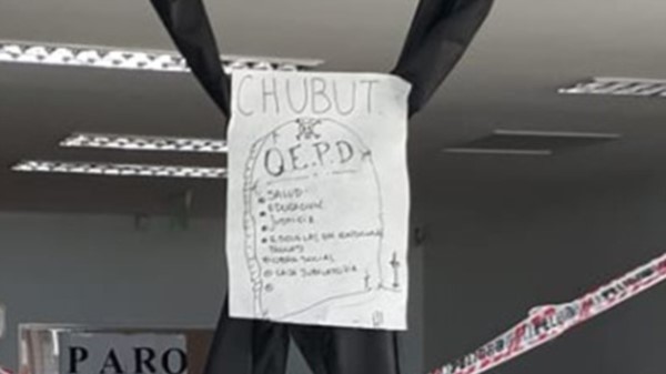 Con cintas de luto. Asi se enmarcó el reclamo en uno de los juzgados.