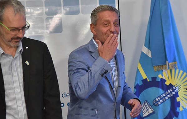 Beso. El gobernador saludó a todos pero no confirmó un cronograma de pagos para los estatales.
