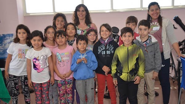 El taller tiene como fin acercar la astronomía a los más chicos y que experimenten actividades.