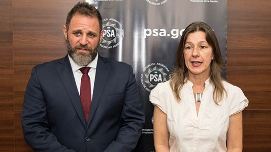 Comodorense. El flamante funcionario junto con la ministro de Seguridad de la Nación en Ezeiza.