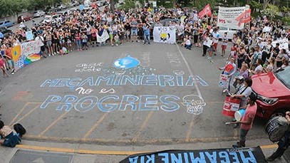 Pintada. Los vecinos que se sumaron a la marcha aguardaron respuestas frente al Palacio Municipal y escucharon el comunicado que leyó Héctor Castillo en nombre de Maderna.