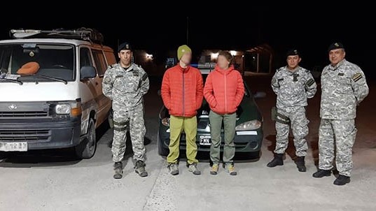 Efectivos del Escuadrón 36 junto a los turistas franceses que eran buscados por el Consulado de su país.