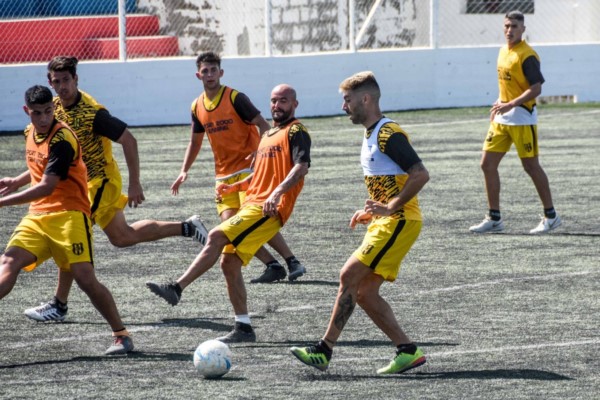 Acosta en su segunda práctica de fútbol este sábado en el sintético de Alianza. (Foto: Mariano Di Giusto).