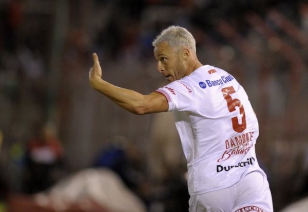 Damonte rescindió el contrato con Banfield, se retiró del futbol, y se convirtió en el nuevo entrenador del "Goblo".