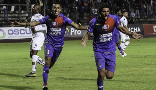 Favio Durán (izquierda), que en Puerto Madryn jugó en Alumni y J.J. Moreno, defiende en la actualidad la camiseta del Olmedo de Ecuador.