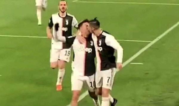 Durante un festejo de gol, se observa un supuesto ‘beso en la boca‘ entre Cristiano Ronaldo y Paulo Dybala.