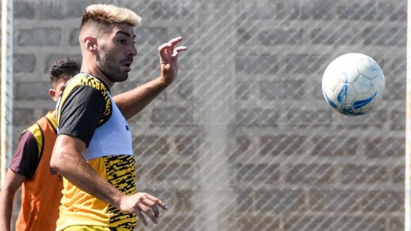 Acosta dejó Deportivo Madryn para volver a la segunda categoría del fútbol argentino, ahora en Brown de Adrogué.
