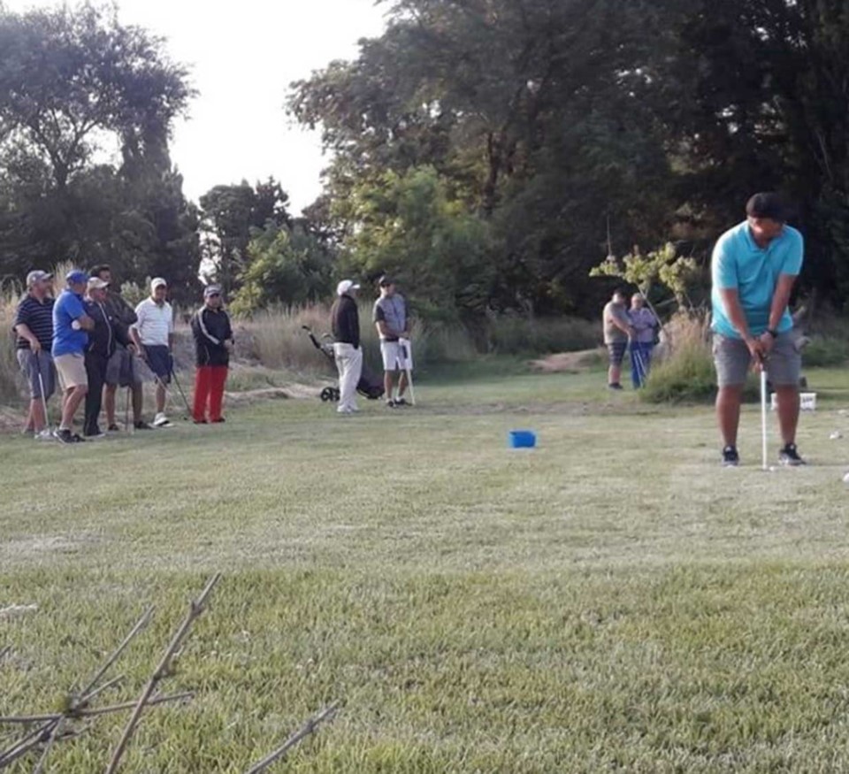 El domingo a partir de las 17hs, se inició el primer torneo de golf en Dolavon. Adrian Gonzalo fue ganador.