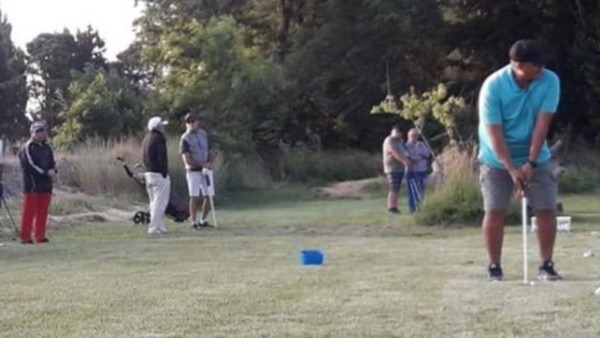 El domingo a partir de las 17hs, se inició el primer torneo de golf en Dolavon. Adrian Gonzalo fue ganador.
