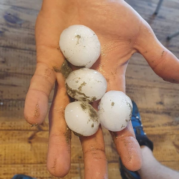 Granizos de gran tamaño se precipitaron sobre la villa balnearia (foto facebook micky sosa pame liberatti)