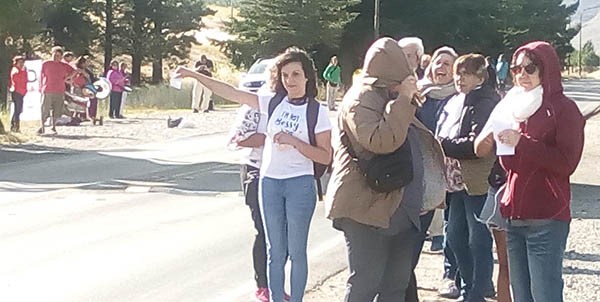 En el acceso a Esquel estatales y jubilados repartieron panfletos a los automovilistas que pasaban.