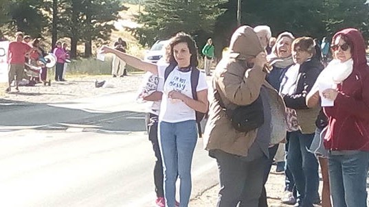 En el acceso a Esquel estatales y jubilados repartieron panfletos a los automovilistas que pasaban.