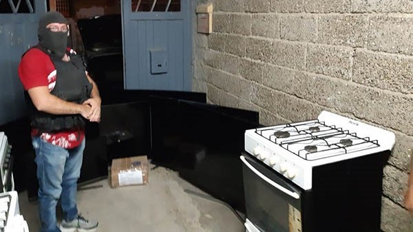 En el registro domiciliario en Comodoro los policías incautaron televisores y juegos electrónicos.