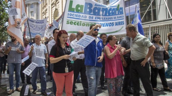 Salarios: bancarios firman primer acuerdo paritario en sumas fijas a pedido del Gobierno.