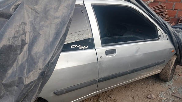 El vehículo se encontraba semiescondido en el patio de una vivienda.