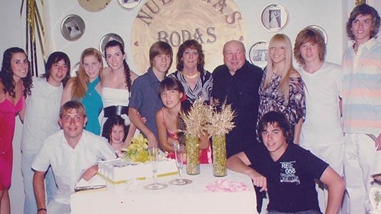 “Chiqui” y Rómulo en ocasión de la celebración de sus “Bodas de oro” junto a todos su nietos.