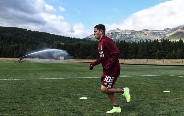 Juanfer Quintero ya se entrena con River en San Martín de los Andes para alegría de todos los hinchas.