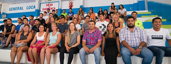 Hay equipo. Una postal de los profesores y estudiantes que deberán hacerse cargo de los chicos que se sumen a las esperadas colonias en Trelew.