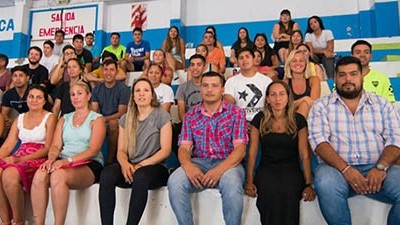 Hay equipo. Una postal de los profesores y estudiantes que deberán hacerse cargo de los chicos que se sumen a las esperadas colonias en Trelew.