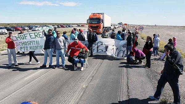 Corte. De nuevo la ruta 3 fue escenario de una panfleteada de los estatales, que siguen con su espera. 
