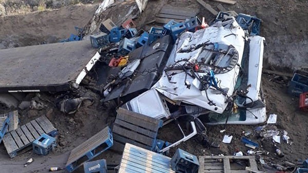 El camión quedó atrapado en una zanja con daños y el chofer muerto.