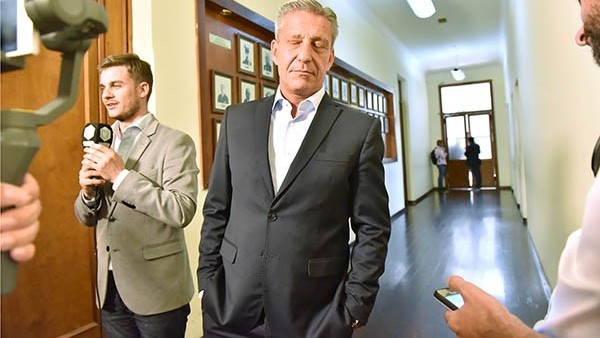 Ojos bien cerrados. Una postal de la reaparición de Mariano Arcioni en el Pasillo de los Gobernadores de Fontana 50, justo antes de su anuncio.