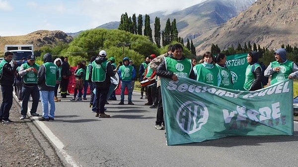 Sobre la ruta. ATE les pidió disculpas a turistas y vecinos pero dice que no le queda más remedio que salir.