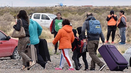 Mala imagen. Los pasajeros del Aeropuerto debieron trasladarse a pie debido a un corte que los perjudicó.