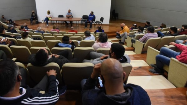 Encuentro. Desde el gremio de empleados legislativos se reunieron por la mañana para abordar cuál sería la postura ante una sesión que calificaron de ilegal.