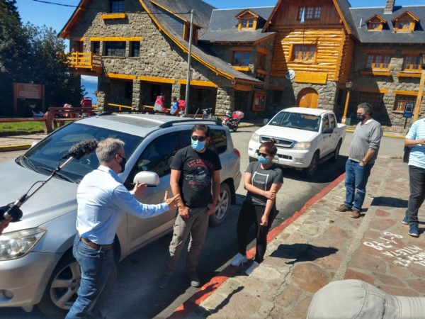 Una pareja fue recibida por las autoridades locales al ser los primeros en participar de la prueba piloto.