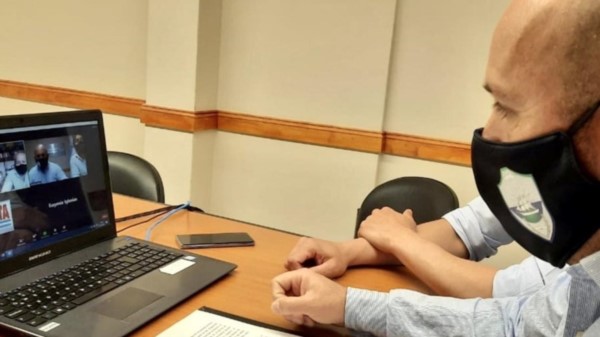 Gustavo Sastre , intendente de Puerto Madryn, al momento de suscribir el documento en cuestión.