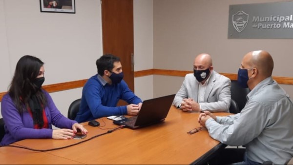 Proyectos. Una postal de los funcionarios discutiendo ideas y presididos por el intendente Gustavo Sastre. 