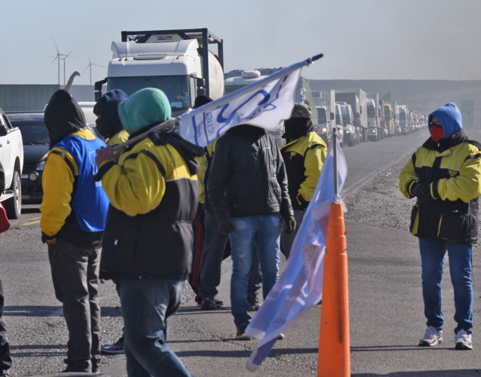 A raíz de la protesta, la interrupción del tráfico vehícular sobre la Ruta Nacional 3 fue prácticamente total.