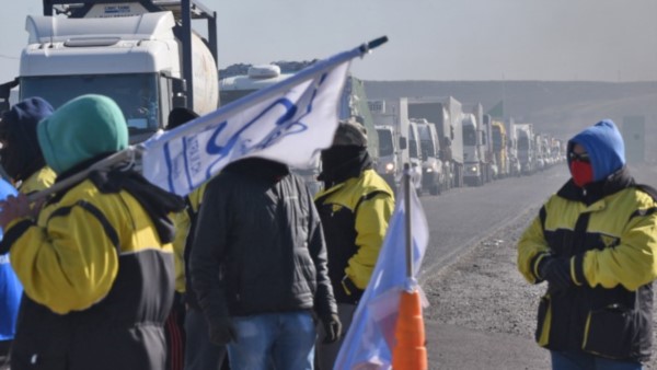A raíz de la protesta, la interrupción del tráfico vehícular sobre la Ruta Nacional 3 fue prácticamente total. 