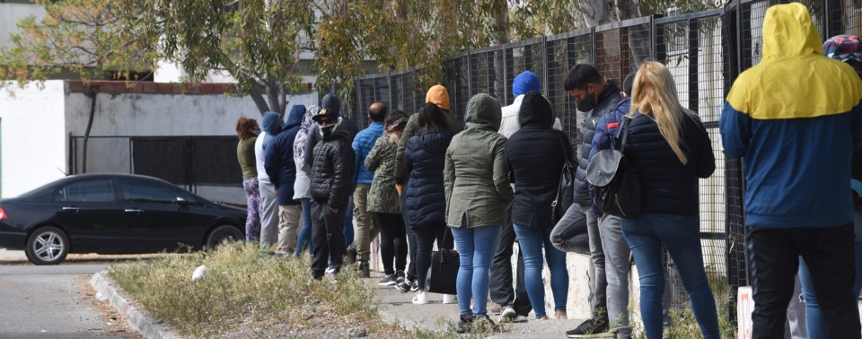 Fila inquieta. La gente que concurrió ayer a la sede donde se realizó el Plan Detectar en Rawson, donde entre el 50 y 60 por ciento de las personas testeadas dan positivo.