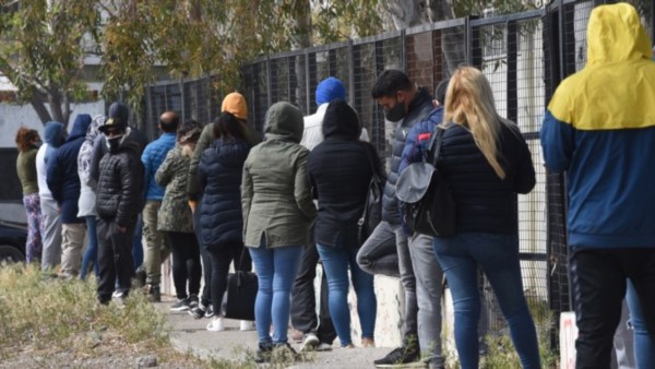 Fila inquieta. La gente que concurrió ayer a la sede donde se realizó el Plan Detectar en Rawson, donde entre el 50 y 60 por ciento de las personas testeadas dan positivo.