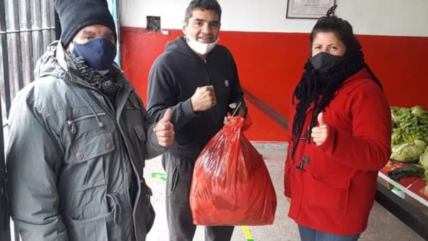Puños solidarios. Algunos de los vecinos que encuentran ayuda social en el gimnasio de “Locomotora”.