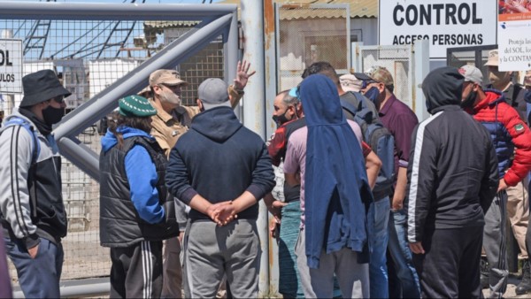 Conflicto. Nuevamente se repitió la imagen de los trabajadores reclamando y bloqueando las puertas del ingreso al puerto de Rawson.