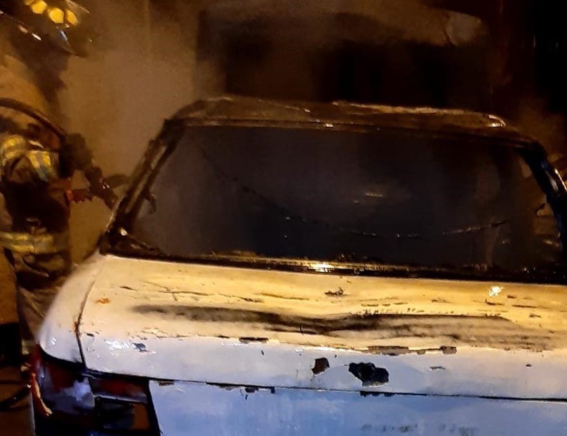 Las llamas consumieron el interior del auto que estaba estacionado.