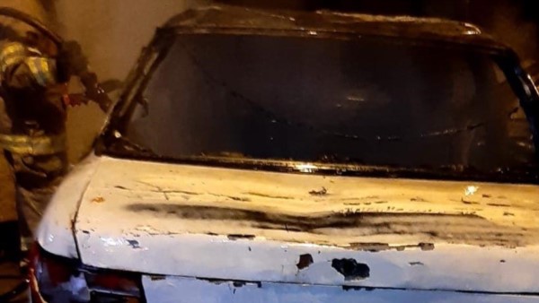 Las llamas consumieron el interior del auto que estaba estacionado.
