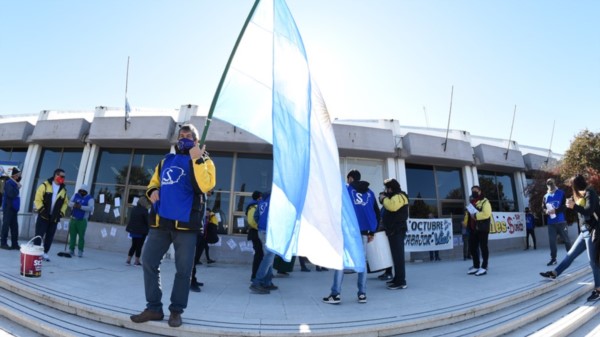 Banderas. Una postal de la protesta en la verede del Ministerio de Economía en la capital.