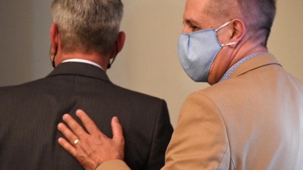 Dúo. De espaldas, el gobernador Arcioni recibe el respaldo de su jefe de cuentas públicas, Oscar Antonena.
