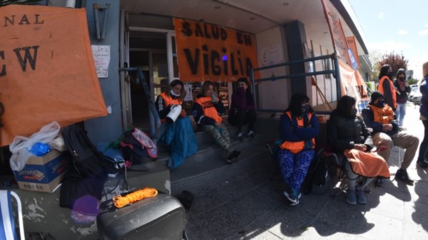 No se iban. Así lucían ayer las puertas del Ministerio, donde los trabajadores ingresaron y bloquearon el paso algunas de las oficinas.