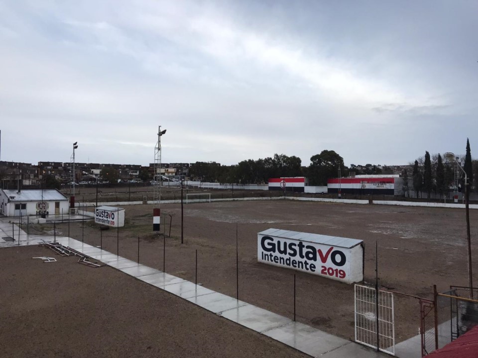 La pandemia demora los trabajos para la instalación de la cisterna que servirá para regar el sembrado de la cancha.