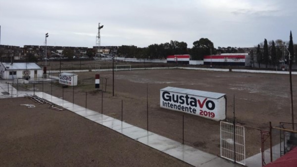 La pandemia demora los trabajos para la instalación de la cisterna que servirá para regar el sembrado de la cancha.