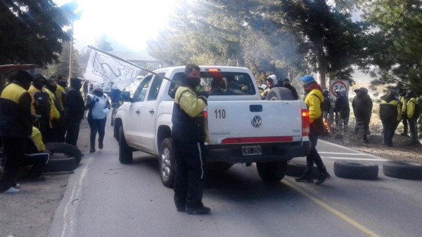 Los empleados viales nucleados en el SITRAVICh volvieron ayer a protestar en el acceso a Esquel.