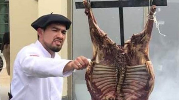 En su salsa. Gauna en plena acción, con un asado que durará poco. 