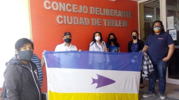 Bandera. Los referentes de las comunidades tras su encuentro con la concejal Olga Godoy en Trelew. 