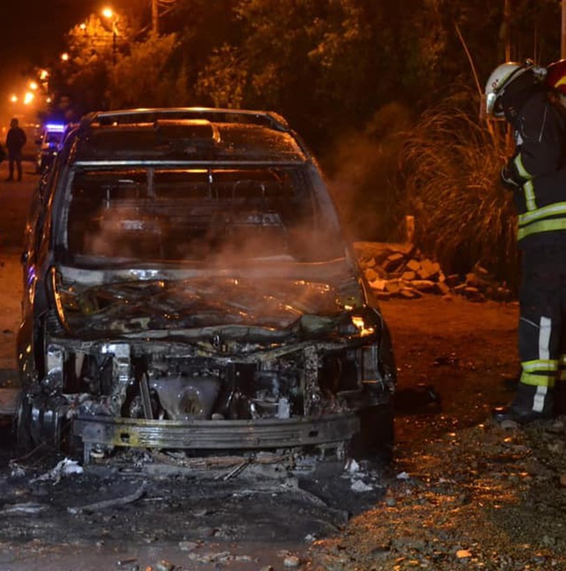 Momentos de la intervención de una dotación de Bomberos .